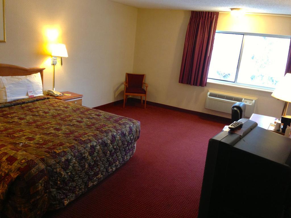 Red Roof Inn Plus+ Poughkeepsie Room photo